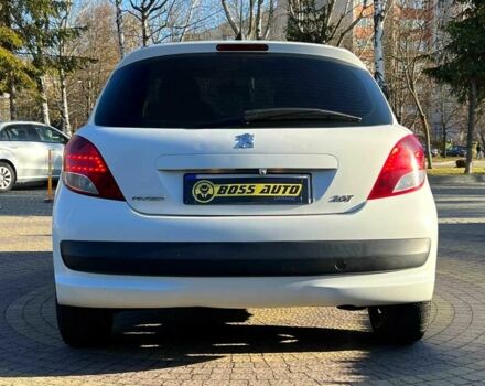 Белый Пежо 207, объемом двигателя 1.4 л и пробегом 209 тыс. км за 3900 $, фото 5 на Automoto.ua