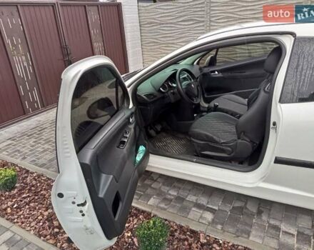 Белый Пежо 207, объемом двигателя 1.36 л и пробегом 175 тыс. км за 3300 $, фото 4 на Automoto.ua