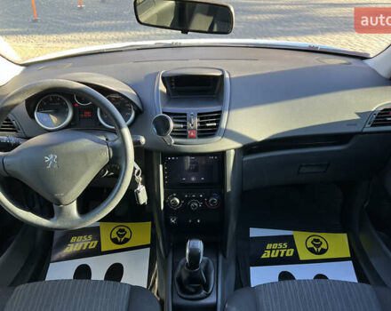 Белый Пежо 207, объемом двигателя 1.36 л и пробегом 238 тыс. км за 3900 $, фото 8 на Automoto.ua