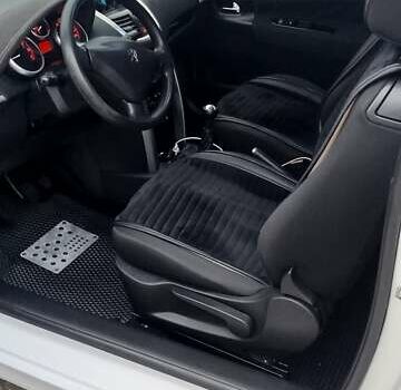 Белый Пежо 207, объемом двигателя 1.36 л и пробегом 179 тыс. км за 4700 $, фото 25 на Automoto.ua