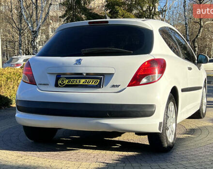 Белый Пежо 207, объемом двигателя 1.36 л и пробегом 238 тыс. км за 3900 $, фото 6 на Automoto.ua