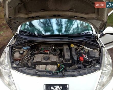 Белый Пежо 207, объемом двигателя 1.36 л и пробегом 269 тыс. км за 3000 $, фото 9 на Automoto.ua