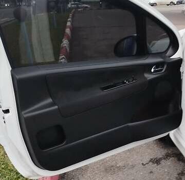 Белый Пежо 207, объемом двигателя 1.36 л и пробегом 179 тыс. км за 4700 $, фото 24 на Automoto.ua