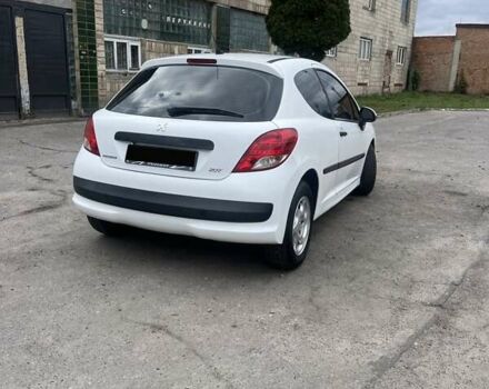 Пежо 207 2010 в Лубнах на Automoto.ua Белый Пежо 207, объемом двигателя 1.36 л и пробегом 190 тыс. км за 4199 $, фото 2 на Automoto.ua