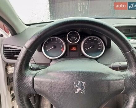 Белый Пежо 207, объемом двигателя 1.36 л и пробегом 175 тыс. км за 3300 $, фото 8 на Automoto.ua