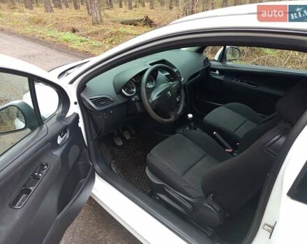 Белый Пежо 207, объемом двигателя 1.36 л и пробегом 269 тыс. км за 3000 $, фото 5 на Automoto.ua