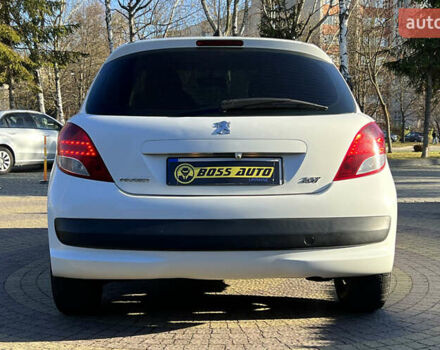 Белый Пежо 207, объемом двигателя 1.36 л и пробегом 238 тыс. км за 3900 $, фото 5 на Automoto.ua
