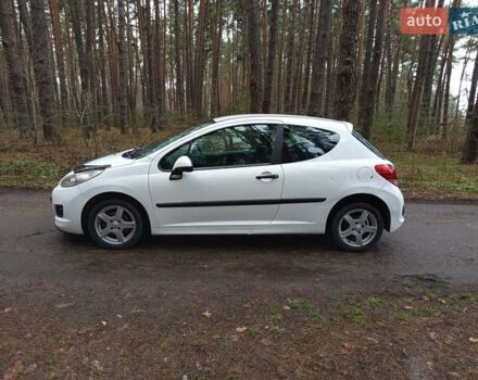 Белый Пежо 207, объемом двигателя 1.36 л и пробегом 269 тыс. км за 3000 $, фото 2 на Automoto.ua