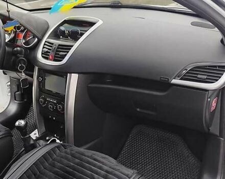 Белый Пежо 207, объемом двигателя 1.36 л и пробегом 179 тыс. км за 4700 $, фото 23 на Automoto.ua