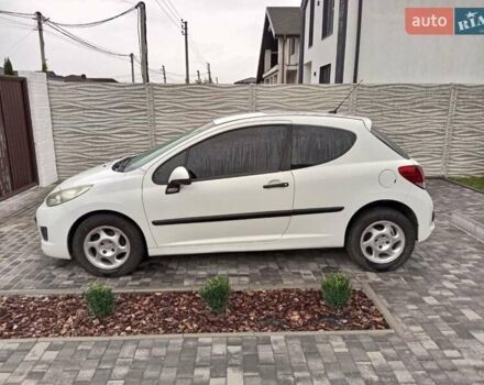 Белый Пежо 207, объемом двигателя 1.36 л и пробегом 175 тыс. км за 3300 $, фото 1 на Automoto.ua