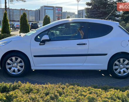 Белый Пежо 207, объемом двигателя 1.36 л и пробегом 238 тыс. км за 3900 $, фото 3 на Automoto.ua