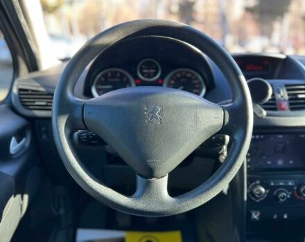 Белый Пежо 207, объемом двигателя 1.4 л и пробегом 209 тыс. км за 3900 $, фото 9 на Automoto.ua