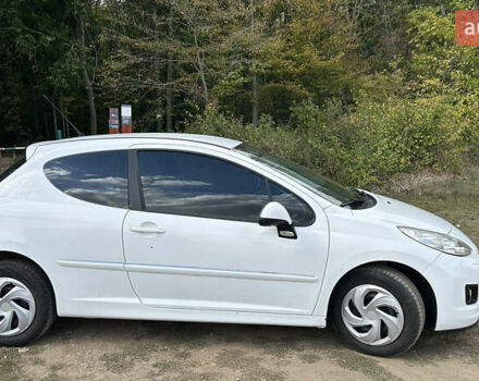 Белый Пежо 207, объемом двигателя 1.36 л и пробегом 220 тыс. км за 5100 $, фото 3 на Automoto.ua
