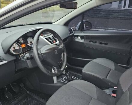 Белый Пежо 207, объемом двигателя 1.36 л и пробегом 200 тыс. км за 3500 $, фото 13 на Automoto.ua