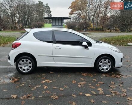 Белый Пежо 207, объемом двигателя 1.36 л и пробегом 200 тыс. км за 3500 $, фото 2 на Automoto.ua