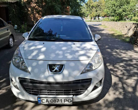 Белый Пежо 207, объемом двигателя 1.36 л и пробегом 220 тыс. км за 5800 $, фото 1 на Automoto.ua