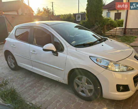 Белый Пежо 207, объемом двигателя 1.4 л и пробегом 206 тыс. км за 3950 $, фото 5 на Automoto.ua