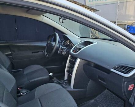 Пежо 207 2011 в Киеве на Automoto.ua Белый Пежо 207, объемом двигателя 1.36 л и пробегом 200 тыс. км за 3600 $, фото 13 на Automoto.ua