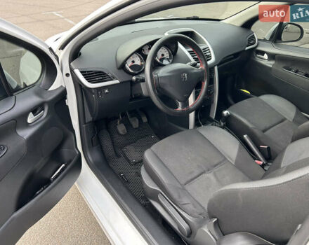 Белый Пежо 207, объемом двигателя 1.36 л и пробегом 192 тыс. км за 5200 $, фото 7 на Automoto.ua