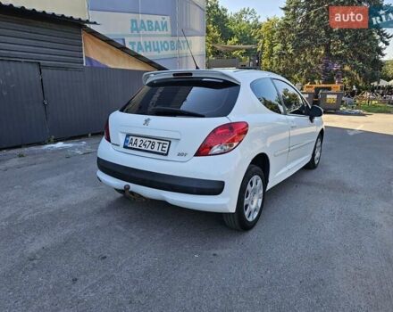 Белый Пежо 207, объемом двигателя 1.36 л и пробегом 200 тыс. км за 3800 $, фото 1 на Automoto.ua