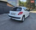 Белый Пежо 207, объемом двигателя 1.36 л и пробегом 200 тыс. км за 3800 $, фото 1 на Automoto.ua