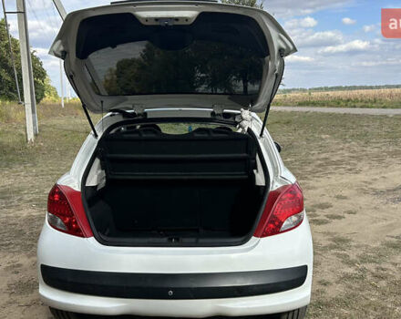 Белый Пежо 207, объемом двигателя 1.36 л и пробегом 220 тыс. км за 5100 $, фото 6 на Automoto.ua