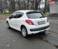 Белый Пежо 207, объемом двигателя 1.36 л и пробегом 200 тыс. км за 3500 $, фото 5 на Automoto.ua