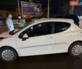 Белый Пежо 207, объемом двигателя 1.4 л и пробегом 150 тыс. км за 2400 $, фото 1 на Automoto.ua
