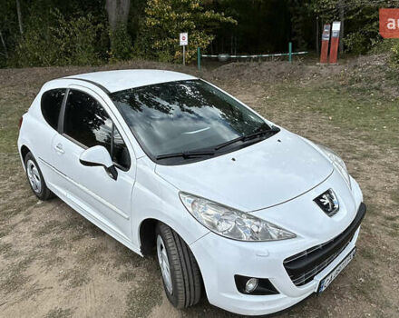 Белый Пежо 207, объемом двигателя 1.36 л и пробегом 220 тыс. км за 5100 $, фото 17 на Automoto.ua