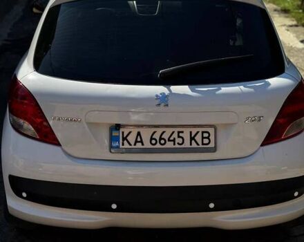 Белый Пежо 207, объемом двигателя 1.36 л и пробегом 177 тыс. км за 3800 $, фото 1 на Automoto.ua