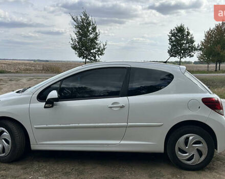 Белый Пежо 207, объемом двигателя 1.36 л и пробегом 220 тыс. км за 5100 $, фото 4 на Automoto.ua