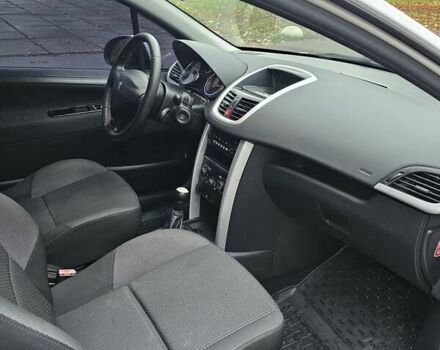 Белый Пежо 207, объемом двигателя 1.36 л и пробегом 200 тыс. км за 3500 $, фото 12 на Automoto.ua