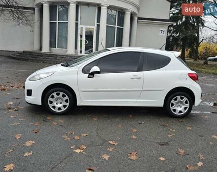Белый Пежо 207, объемом двигателя 1.36 л и пробегом 200 тыс. км за 3500 $, фото 4 на Automoto.ua