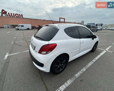 Белый Пежо 207, объемом двигателя 1.36 л и пробегом 192 тыс. км за 5200 $, фото 4 на Automoto.ua