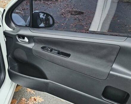 Белый Пежо 207, объемом двигателя 1.36 л и пробегом 200 тыс. км за 3500 $, фото 15 на Automoto.ua