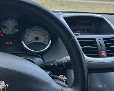 Белый Пежо 207, объемом двигателя 1.36 л и пробегом 220 тыс. км за 5100 $, фото 7 на Automoto.ua
