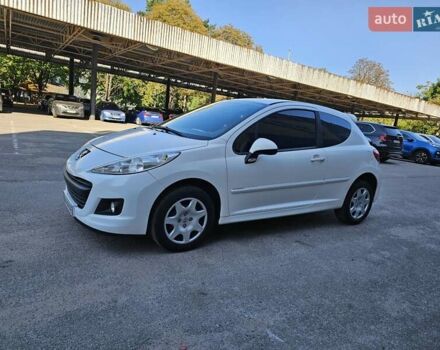 Пежо 207 2011 в Киеве на Automoto.ua Белый Пежо 207, объемом двигателя 1.36 л и пробегом 200 тыс. км за 3600 $, фото 5 на Automoto.ua