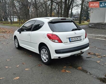 Белый Пежо 207, объемом двигателя 1.36 л и пробегом 200 тыс. км за 3500 $, фото 4 на Automoto.ua