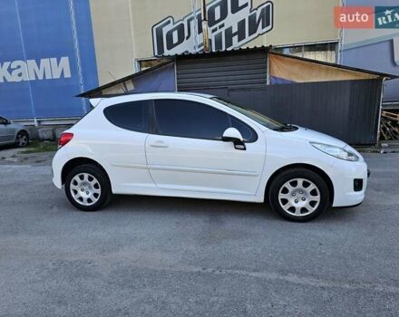Пежо 207 2011 в Киеве на Automoto.ua Белый Пежо 207, объемом двигателя 1.36 л и пробегом 200 тыс. км за 3600 $, фото 1 на Automoto.ua