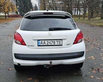 Белый Пежо 207, объемом двигателя 1.36 л и пробегом 200 тыс. км за 3500 $, фото 6 на Automoto.ua