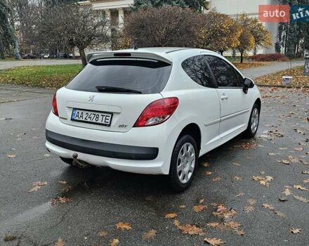 Белый Пежо 207, объемом двигателя 1.36 л и пробегом 200 тыс. км за 3500 $, фото 8 на Automoto.ua