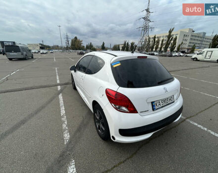 Белый Пежо 207, объемом двигателя 1.36 л и пробегом 192 тыс. км за 5200 $, фото 3 на Automoto.ua