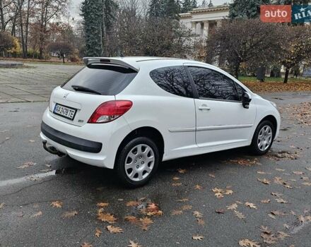 Белый Пежо 207, объемом двигателя 1.36 л и пробегом 200 тыс. км за 3500 $, фото 10 на Automoto.ua