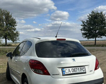 Белый Пежо 207, объемом двигателя 1.36 л и пробегом 220 тыс. км за 5100 $, фото 13 на Automoto.ua