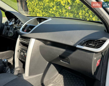 Білий Пежо 207, об'ємом двигуна 1.4 л та пробігом 173 тис. км за 4500 $, фото 29 на Automoto.ua