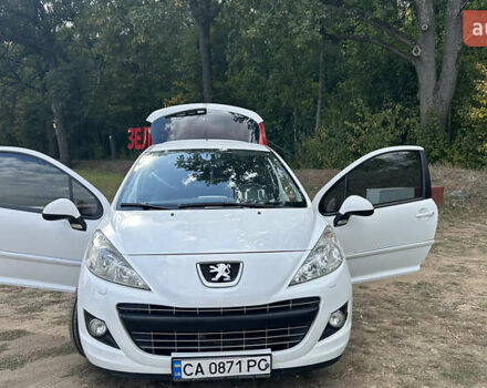 Белый Пежо 207, объемом двигателя 1.36 л и пробегом 220 тыс. км за 5600 $, фото 5 на Automoto.ua