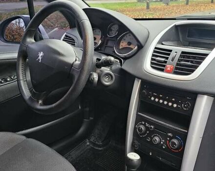 Белый Пежо 207, объемом двигателя 1.36 л и пробегом 200 тыс. км за 3500 $, фото 13 на Automoto.ua