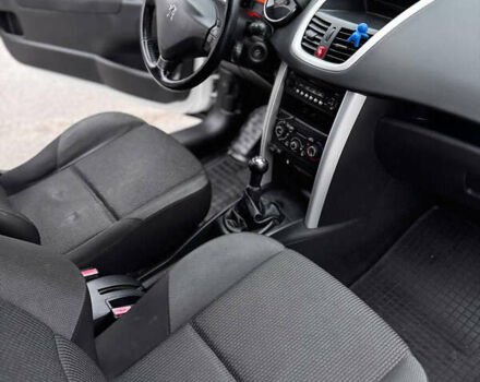 Пежо 207 2011 в Киеве на Automoto.ua Белый Пежо 207, объемом двигателя 1.36 л и пробегом 141 тыс. км за 3950 $, фото 9 на Automoto.ua