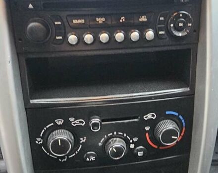 Белый Пежо 207, объемом двигателя 1.36 л и пробегом 200 тыс. км за 3500 $, фото 18 на Automoto.ua