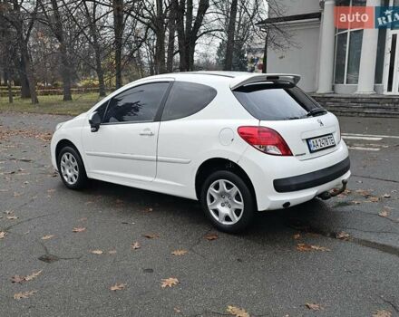 Белый Пежо 207, объемом двигателя 1.36 л и пробегом 200 тыс. км за 3500 $, фото 9 на Automoto.ua